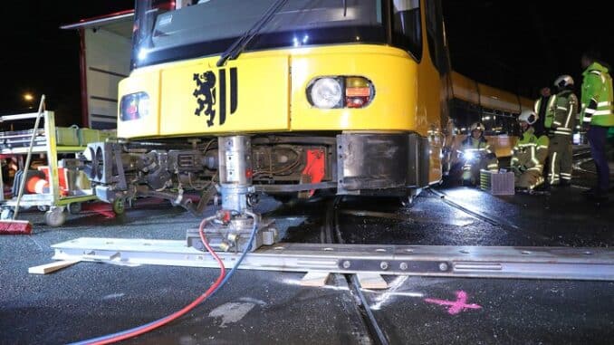 FW Dresden: Straßenbahn gleist nach Verkehrsunfall aus