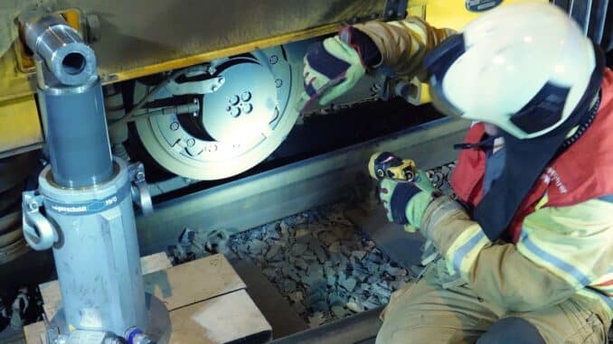 FW Dresden: Straßenbahnentgleisung auf der Königsbrücker Straße: Erfolgreiche Bergung ohne Verletzte