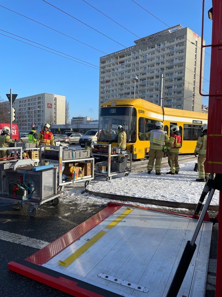 FW Dresden: Straßenbahnhilfeleistung in der Innenstadt von Dresden