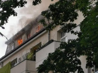 FW Dresden: Update: Dachstuhlbrand in einem Wohngebäude mit zahlreichen Verletzten