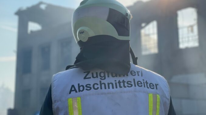 FW Dresden: Update zum Großbrand im Industriegelände Datum: seit 24. Juni 2022 21:32 Uhr Einsatzort: An der Eisenbahn