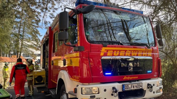 FW Dresden: Verkehrsunfall mit einer eingeklemmten Person