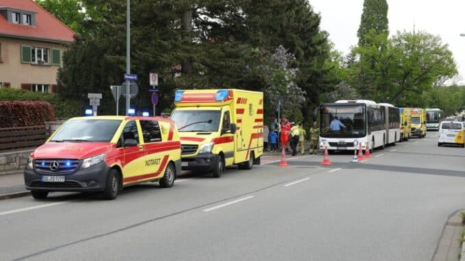FW Dresden: Verkehrsunfall mit mehreren Verletzten
