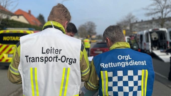 FW Dresden: Verkehrsunfall mit zehn Verletzten