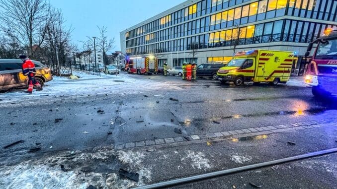 FW Dresden: Verkehrsunfall sowie Unwetterwarnung des DWD vor hoher Glättegefahr