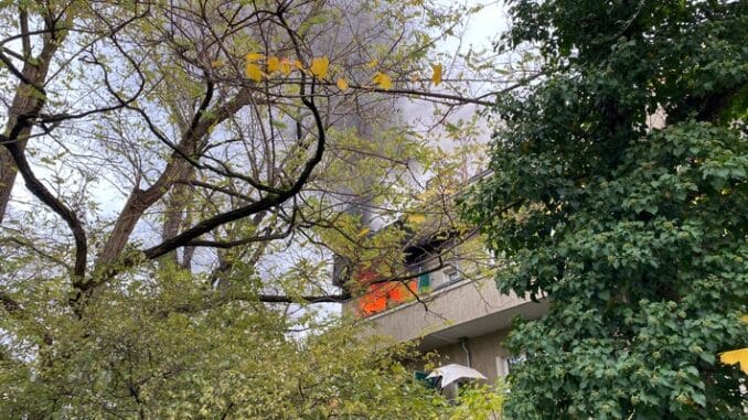 FW Dresden: Wohnung steht in Vollbrand, Feuerwehr rettet Personen
