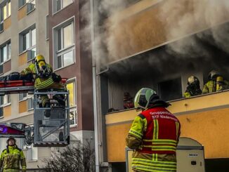 FW Dresden: Wohnungsbrand: Eine schwer verletzte Person gerettet