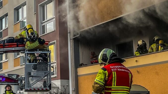 FW Dresden: Wohnungsbrand: Eine schwer verletzte Person gerettet