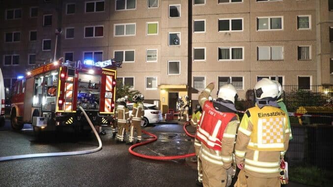 FW Dresden: Wohnungsbrand - Einsatzkräfte retten Bewohner über Balkon und bekämpfen Vollbrand