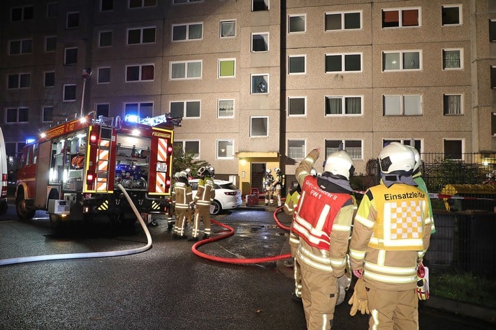 FW Dresden: Wohnungsbrand - Einsatzkräfte retten Bewohner über Balkon und bekämpfen Vollbrand