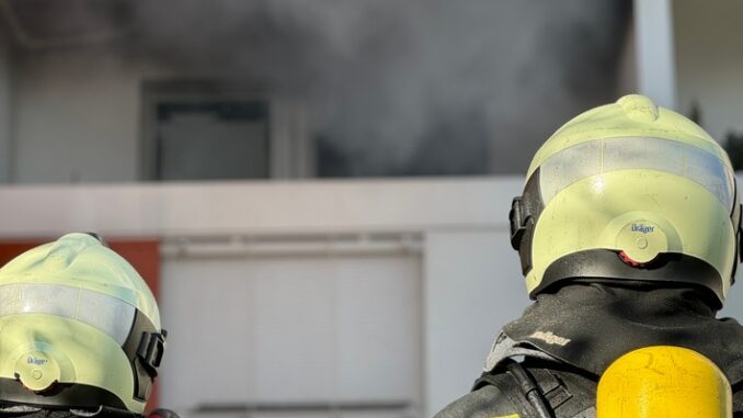 FW Dresden: Wohnungsbrand - Rauchwarnmelder alarmiert die Nachbarn