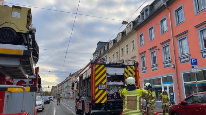 FW Dresden: Wohnungsbrand im Dachgeschoss, Rauchmelder hilft