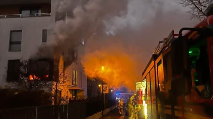FW Dresden: Wohnungsbrand in Striesen - Drei Personen verletzt