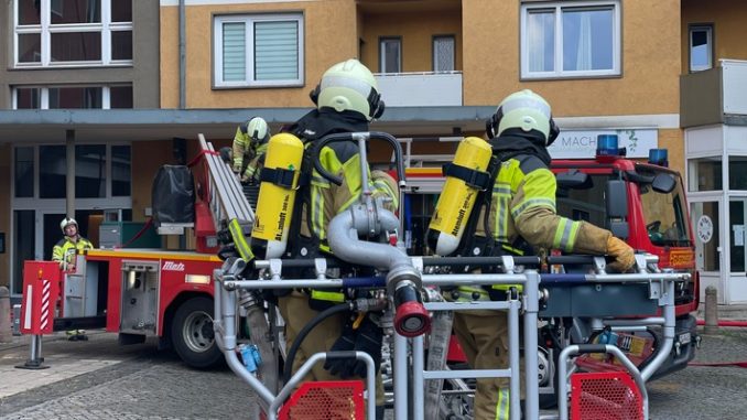 FW Dresden: Wohnungsbrand in der achten Etage eines Wohngebäudes