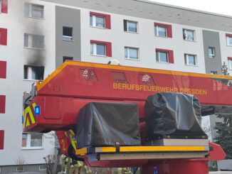 FW Dresden: Wohnungsbrand in einem Mehrfamilienhaus