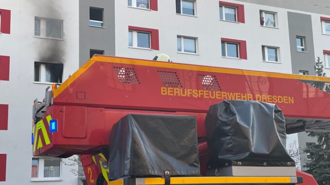 FW Dresden: Wohnungsbrand in einem Mehrfamilienhaus