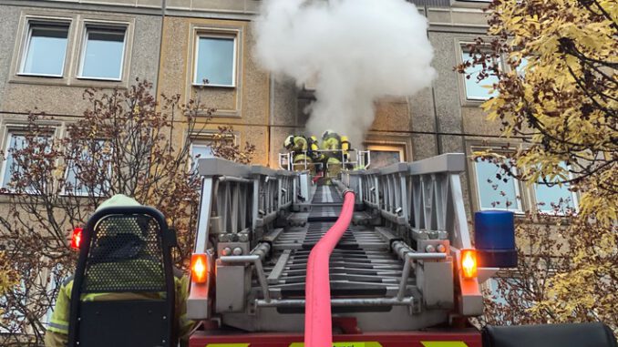 FW Dresden: Wohnungsbrand mit Verletzten