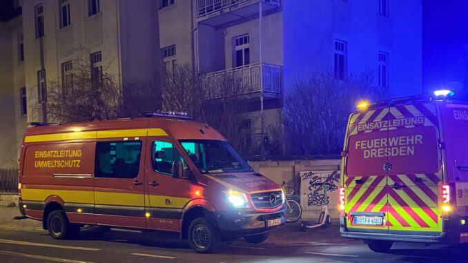FW Dresden: Zimmerbrand in Mehrfamilienhaus: Vier Personen mit Verdacht auf Rauchgasvergiftung ins Krankenhaus gebracht
