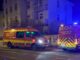 FW Dresden: Zimmerbrand in Mehrfamilienhaus: Vier Personen mit Verdacht auf Rauchgasvergiftung ins Krankenhaus gebracht