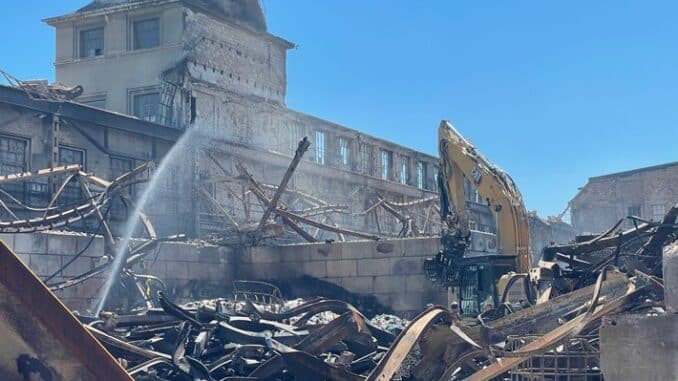 FW Dresden: erneute Rauchentwicklung an der Brandstelle
