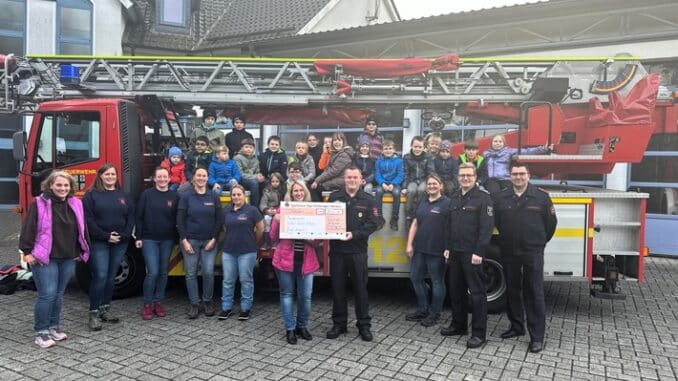 FW Drolshagen: Kinderfeuerwehr Drolshagen spendet 800 EUR an Grundschule