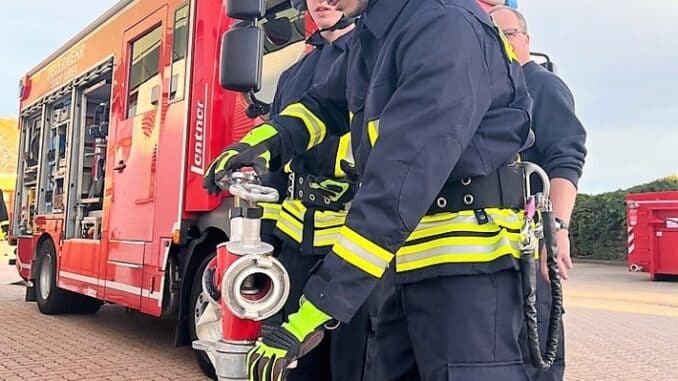 FW Düren: 15 Feuerwehrleute auf den Einsatz vorbereitet - Erfolgreicher erster Teil der Grundausbildung (TM 1) bei der Feuerwehr Stadt Düren abgeschlossen.