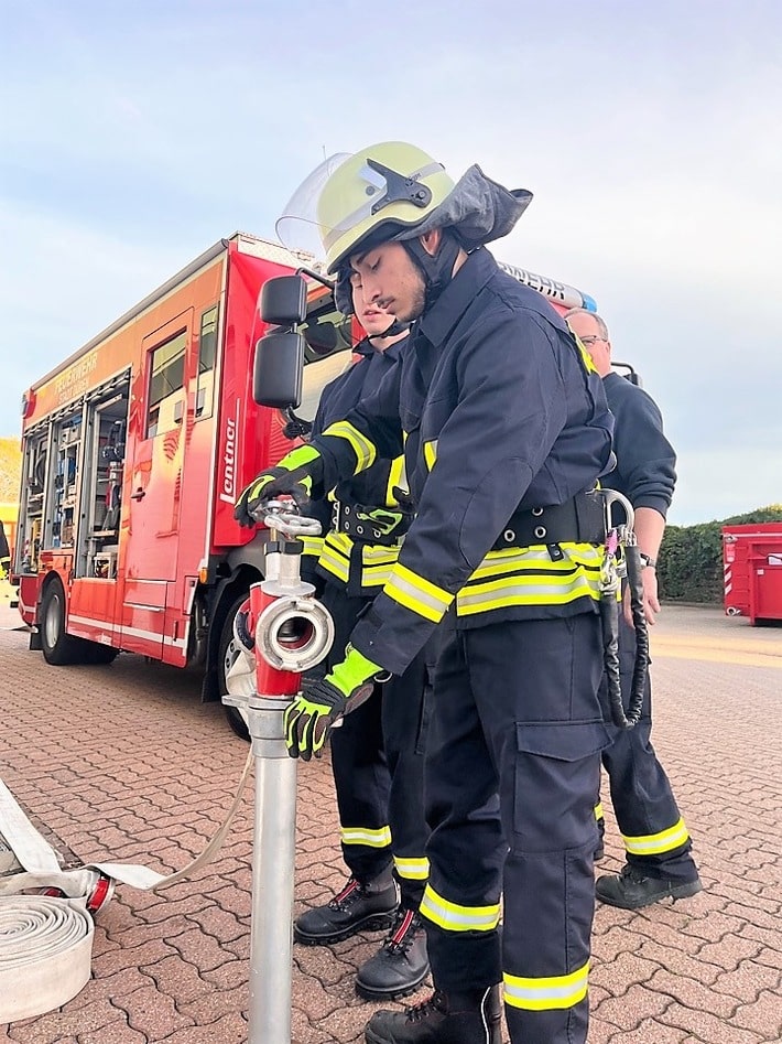 FW Düren: 15 Feuerwehrleute auf den Einsatz vorbereitet - Erfolgreicher erster Teil der Grundausbildung (TM 1) bei der Feuerwehr Stadt Düren abgeschlossen.
