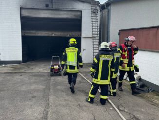 FW Düren: Alarmierung zum Lagerhallenbrand