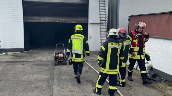 FW Düren: Alarmierung zum Lagerhallenbrand