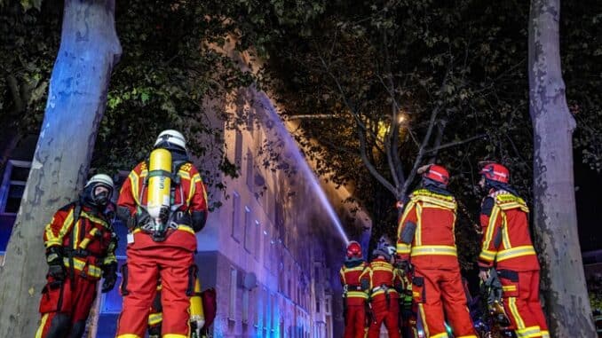 FW Düren: Ausgedehnter Dachstuhlbrand