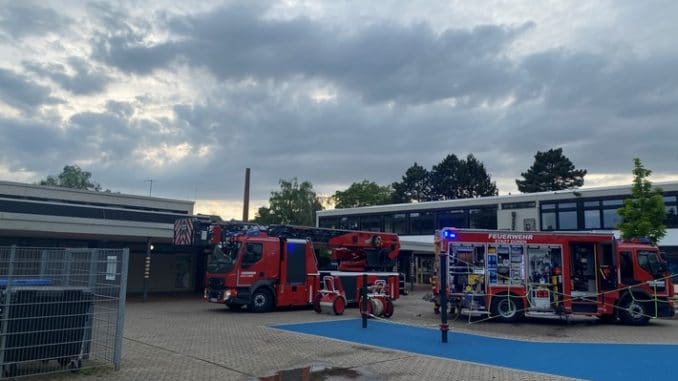 FW Düren: Brand im Dachbereich einer Schulturnhalle