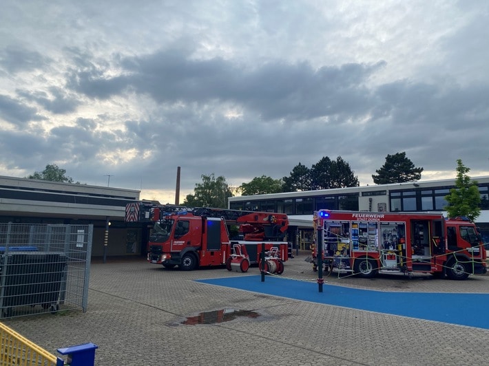 FW Düren: Brand im Dachbereich einer Schulturnhalle