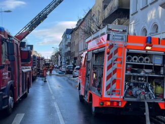 FW Düren: Brand im Mehrfamilienhaus mit drei Verletzten