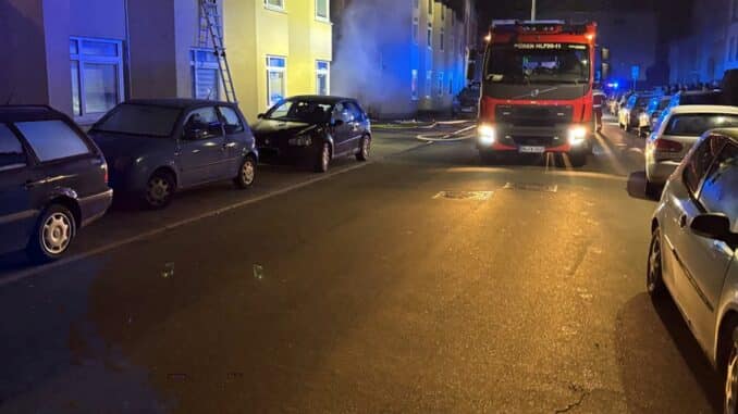 FW Düren: Brand in Hauseinfahrt - Bewohner retten sich über Leitern