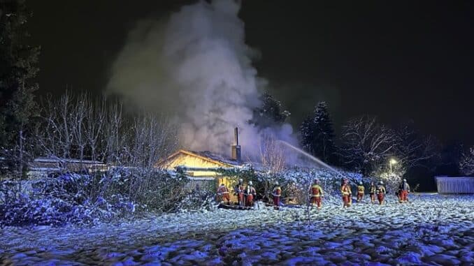 FW Düren: Brand in leerstehendem Gewerbeobjekt