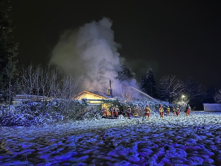 FW Düren: Brand in leerstehendem Gewerbeobjekt