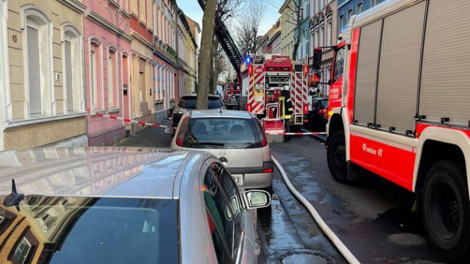 FW Düren: Dachstuhlbrand im Mehrfamilienhaus