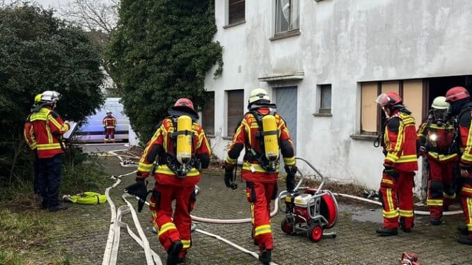 FW Düren: FW Düren: Zimmerbrand in Düren-Niederau
