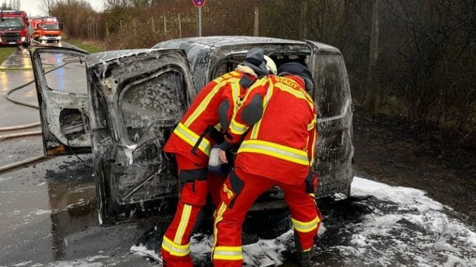 FW Düren: Fahrzeugbrand