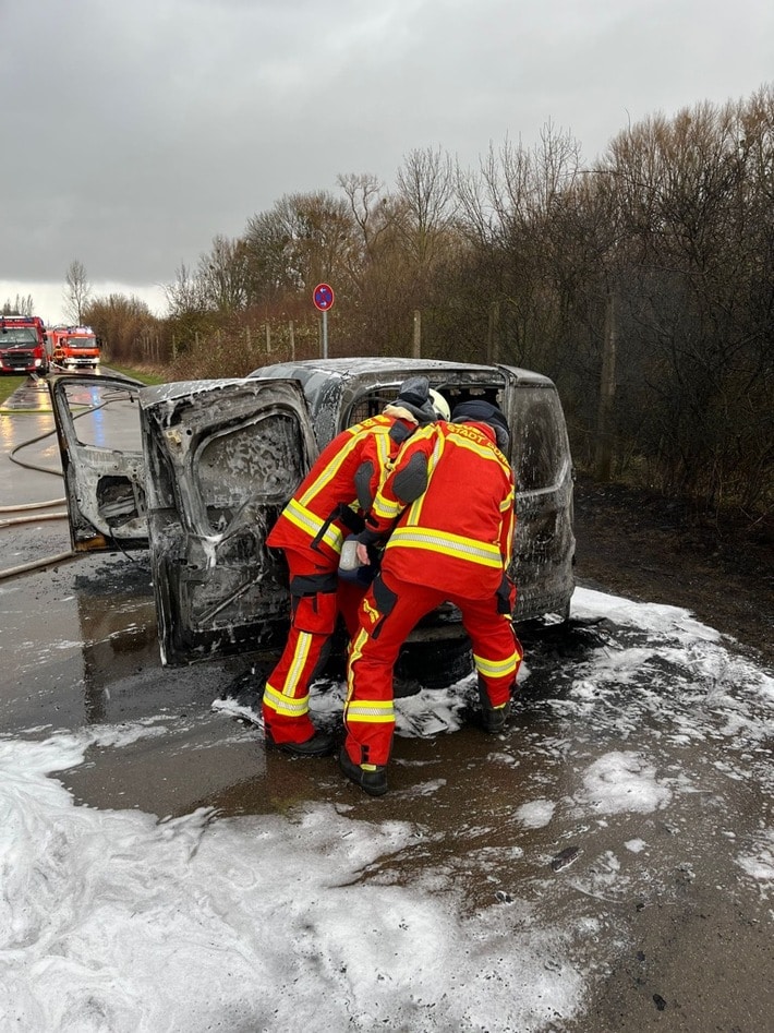 FW Düren: Fahrzeugbrand