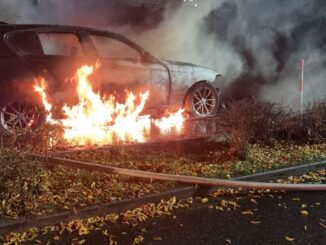 FW Düren: Fahrzeugbrand in der Wiesenstraße