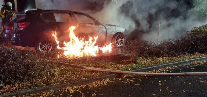 FW Düren: Fahrzeugbrand in der Wiesenstraße