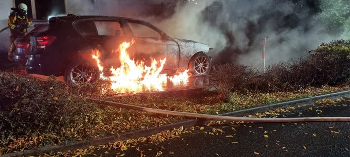 FW Düren: Fahrzeugbrand in der Wiesenstraße