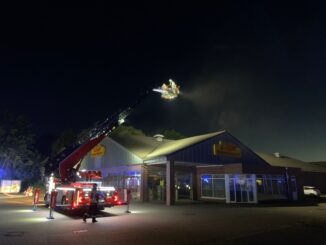 FW Düren: Feuer am Lebensmittelmarkt