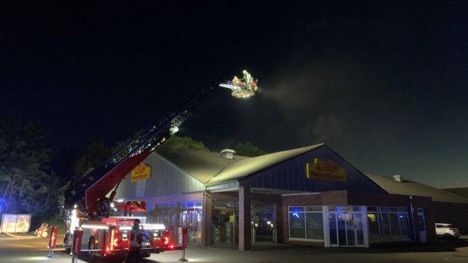 FW Düren: Feuer am Lebensmittelmarkt