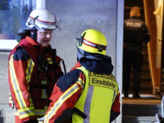 FW Düren: Feuer im Mehrfamilienhaus in Düren