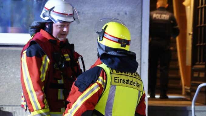 FW Düren: Feuer im Mehrfamilienhaus in Düren