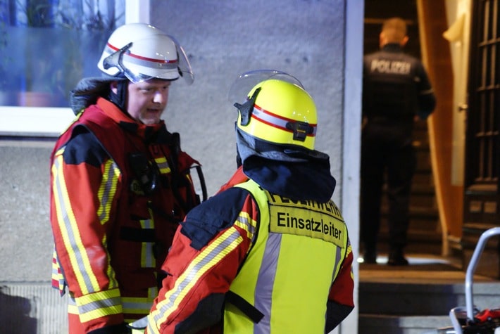 FW Düren: Feuer im Mehrfamilienhaus in Düren