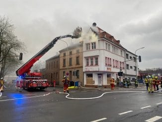 FW Düren: Feuer in Dachstuhl durch Feuerwehr rasch gelöscht