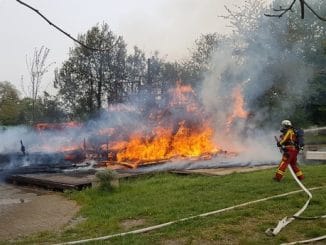 FW Düren: Feuer zerstörte ein großes Kinderspielgerät in Düren-Grüngürtel